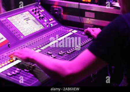 Ingénieur du son est le contrôle de la console de mixage audio en live concert événement. Focus sélectif. Banque D'Images