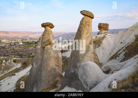 Trois Sœurs / Trois Grâces / Trois beautés célèbres formations rocheuses à Urgüp, Cappadoce, Turquie Banque D'Images