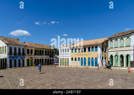 Bâtiments peintes de couleurs vives autour de Town Square dans une petite ville de Lençois, Bahia, Brésil. Banque D'Images