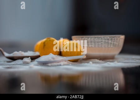 Masque de bicarbonate de soude dans un bol en verre sur la surface en bois avec certaines bicarbonate de soude saupoudré sur la surface et les citrons aussi sur la surface. Utilisé pour blemi Banque D'Images