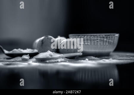 Masque de bicarbonate de soude dans un bol en verre sur la surface en bois avec certaines bicarbonate de soude saupoudré sur la surface et les citrons aussi sur la surface. Utilisé pour blemi Banque D'Images