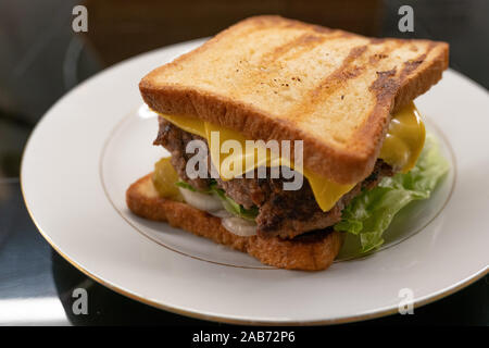 Sandwich fait maison gros plan sur la plaque. Selective focus Banque D'Images