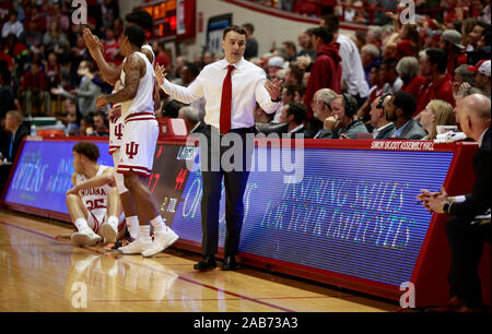 Bloomington, Indiana, USA. 25, nov., 2019. L'entraîneur de l'Université de l'Indiana Archie Miller réagit comme les Hoosiers jouer contre Louisiana Tech pendant un match de basket-ball de NCAA college de l'EI à l'Assembly Hall à Bloomington, Indiana, USA. Crédit : Jeremy Hogan/Alamy Live News. Banque D'Images