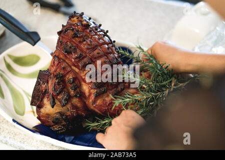 Dîner de Noël australien Délicieux jambon avec Rosemary et lady la préparation. Banque D'Images