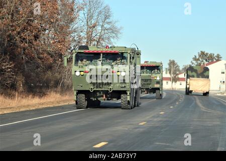 Soldats à l'installation pour la formation le 15 novembre 2019, conduire des véhicules militaires sur la zone de cantonnement à Fort McCoy, Wisconsin (Etats-Unis) Des milliers de membres formés de service sur l'installation en novembre 2019. Situé au coeur de la région du Haut-Midwest, Fort McCoy est la seule installation de l'armée américaine dans le Wisconsin. Fort McCoy vit sa devise, "Centre d'entraînement de la Force totale." L'installation a fourni un soutien et des installations pour la formation en classe et sur le terrain de plus de 100 000 militaires provenant de tous les services chaque année depuis 1984. (U.S. Photo de l'Armée de Scott T. Sturkol, Public Affairs Office, Fort McC Banque D'Images