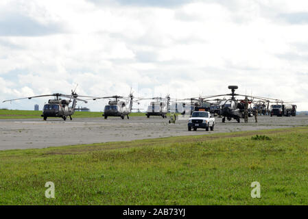 Des soldats américains, affecté à la 3e Brigade d'aviation de combat, 3e Division d'infanterie, préparer une armée américaine d'hélicoptères Apache AH-67 pour l'organisation sur la base aérienne de Chièvres, Belgique, le 17 octobre 2019. La Base Aérienne de Chièvres a servi comme une zone d'étape intermédiaire avant la 3e Brigade d'aviation de combat déployés dans les endroits à travers l'Europe en faveur de la résolution de l'Atlantique. (U.S. Vidéo de l'armée par Visual Spécialiste de l'information Pascal Demeuldre) Banque D'Images