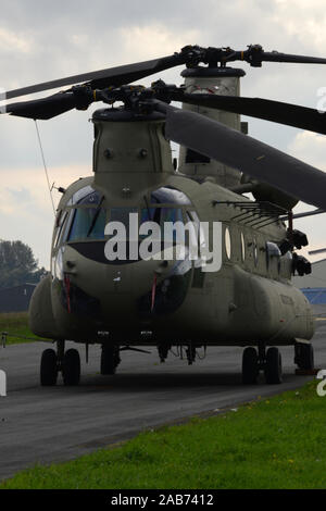 L'Armée américaine Un hélicoptère CH-47 Chinook de la 3e Brigade d'aviation de combat, 3e Division d'infanterie, est organisé sur la base aérienne de Chièvres, Belgique, le 22 octobre 2019. La Base Aérienne de Chièvres a servi comme une zone d'étape intermédiaire avant la 3e Brigade d'aviation de combat déployés dans les endroits à travers l'Europe en faveur de la résolution de l'Atlantique. (U.S. Photo de l'Armée de Pascal Demeuldre) Banque D'Images