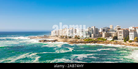 Vue grand angle de la baie de Bantry et appartements à Cape Town Afrique du Sud Banque D'Images