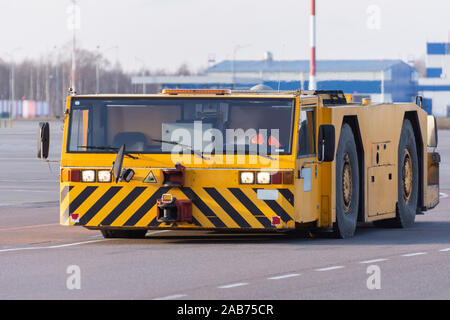 Des promenades en véhicules de remorquage sur le tarmac de l'aéroport Banque D'Images