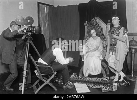 Acteurs et caméra lors du tournage d'un film muet ca. 1922 Banque D'Images