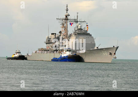 KEY WEST, Floride (sept. 15, 2012) la classe Ticonderoga croiseur lance-missiles USS Anzio (CG 68) arrive à Key West, Floride pour UNITAS 2012. l'Atlantique UNITAS Atlantic est une combinaison d'Amérique du Sud et des États-unis 4ème flotte-parrainé qui intègre l'exercice participants du Brésil, Canada, Colombie, République dominicaine, France, Jamaïque, Mexique, Panama, le Pérou, le Royaume-Uni et le pays hôte, les États-Unis. Banque D'Images