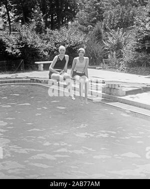 Les femmes s'amusant à un siwmming extérieure ca. 1928 Banque D'Images