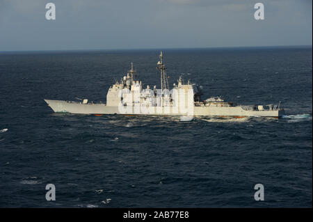 Océan Atlantique (oct. 14, 2012) la classe Ticonderoga croiseur lance-missiles USS San Jacinto (CG 56) fonctionne sous son propre pouvoir. San Jacinto mène un groupe de la voile avec le Harry S. Truman Strike Group. Banque D'Images