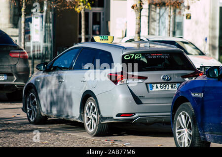 Reims France Novembre 25, 2019 Avis d'un taxi garé dans les rues de Reims dans l'après-midi Banque D'Images