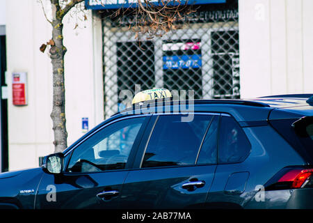 Reims France Novembre 25, 2019 Avis d'un taxi garé dans les rues de Reims dans l'après-midi Banque D'Images