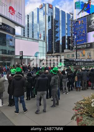 Toronto, Canada - le 11 mars 2018 : Les gens prennent part à l'édition de son défilé annuel de la St-Patrick au Yonge-Dundas Square, à Toronto Banque D'Images