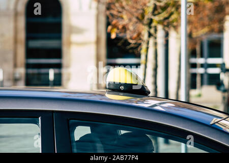 Reims France Novembre 25, 2019 Avis d'un taxi garé dans les rues de Reims dans l'après-midi Banque D'Images