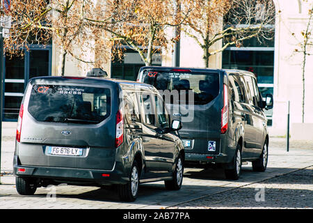 Reims France Novembre 25, 2019 Avis d'un taxi garé dans les rues de Reims dans l'après-midi Banque D'Images