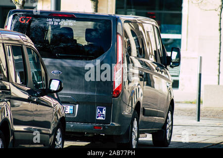 Reims France Novembre 25, 2019 Avis d'un taxi garé dans les rues de Reims dans l'après-midi Banque D'Images