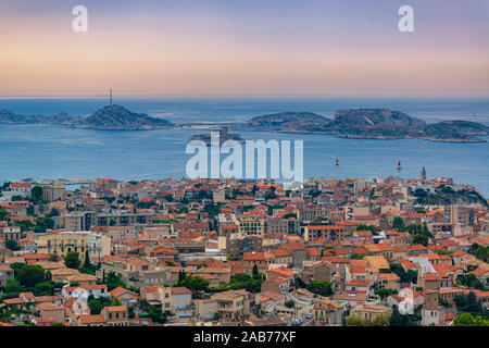 Panorama de la vieille ville de Marseille, si célèbre château et îles du Frioul.paysage soirée colorée Banque D'Images