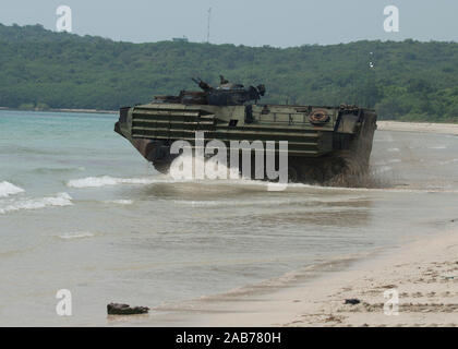 HAT YAO, Thaïlande (fév. 14, 2013) un assaut amphibie véhicule affecté à la 31e Marine Expeditionary Unit (MEU) revient à l'atterrissage dock amphibie USS Germantown (LSD 42) après le passage de l'agression simulée beach Gold Cobra exercice 2013. Banque D'Images