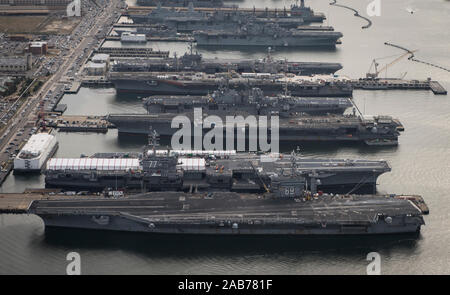 La NORFOLK (déc. 20, 2012) Le porte-avions USS Dwight D. Eisenhower (CVN 69), USS George H. W. Bush (CVN 77), de l'USS Enterprise (CVN 65), USS Harry S. Truman (CVN 75), et l'USS ABRAHAM LINCOLN (CVN 72) sont au port à Naval Station Norfolk, Va., la plus grande station navale. Banque D'Images