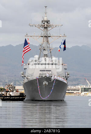 PEARL HARBOR (nov. 21, 2012) Le destroyer USS-missiles, Michael Murphy (DDG 112) arrive à son port d'attache de Joint Base Harbor-Hickam Pearl pour la première fois. Le nouveau destroyer honore la mémoire de feu le lieutenant (JOINT) Michael P. Murphy, un natif de New York qui a reçu à titre posthume la Médaille d'honneur pour ses actions dans la lutte contre le chef d'une équipe de reconnaissance de quatre hommes en Afghanistan. Murphy a été la première personne à avoir reçu la médaille pour actions en Afghanistan, et le premier membre de la Marine américaine à recevoir le prix depuis la guerre du Vietnam. Banque D'Images