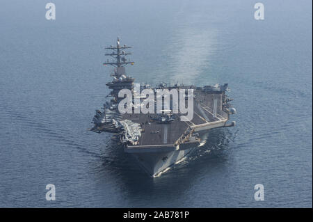 (Nov. 4, 2012) Le porte-avions Dwight D. Eisenhower (CVN 69) est en cours dans la 5e Flotte des États-Unis zone de responsabilité des opérations de sécurité maritime, les efforts de coopération en matière de sécurité dans le théâtre et missions d'appui pour l'opération Enduring Freedom. Banque D'Images