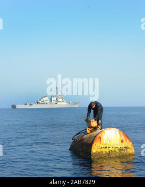 La mer d'Oman (oct. 9, 2012) Un plongeur de la Marine américaine 3e classe, affecté à l'unité mobile de récupération et de plongée (MSDU) 1, 1 et 5 de l'entreprise cherche des informations d'identification au cours d'une enquête de récupération d'une bouée à la dérive pendant que les missiles USS Benfold (DDG 65) attend à proximité. Banque D'Images