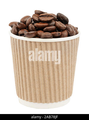 Tasse de papier avec les grains de café isolé sur fond blanc Banque D'Images