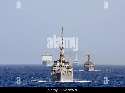 Golfe d'Oman (30 sept. 20, 2012) La Royal Fleet Auxiliary navire d'assaut amphibie de demandes La Baie de Cardigan (L3009), à gauche, la lutte contre le USS Sentry (MCM 3), la British Royal Navy destroyer HMS Diamond (D 34), et la lutte contre le USS Devastator (MCM 6) transit en formation dans le golfe d'Oman. La force de la coalition est en fonctionnement à l'appui de la lutte contre l'exercice (IMCMEX) 2012 dans le cadre de Task Force Sud. IMCMEX 12 marines comprend de plus de 30 pays et se concentre sur la promotion de la sécurité régionale par la lutte contre les mines dans les opérations Banque D'Images