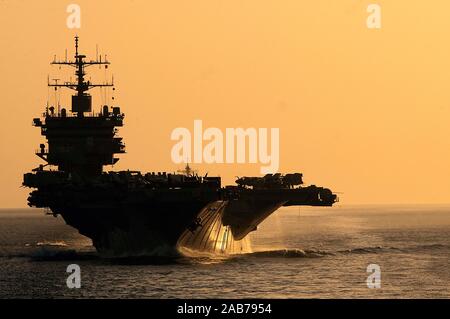 (Oct. 2, 2012) Le porte-avions USS Enterprise (CVN 65) transits retour à son port d'attache de Norfolk, Va. Enterprise est de retour d'un déploiement de la 5e Flotte des États-Unis zone de responsabilité, où le navire effectuant les opérations de sécurité maritime, les efforts de coopération en matière de sécurité dans le théâtre et missions d'appui pour l'opération Enduring Freedom. Banque D'Images