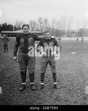 Joueurs de football américain des années 1920, un grand joueur, un joueur ne peut plus petites. 1926 Banque D'Images