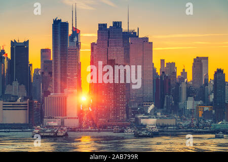 Lever de soleil sur Manhattan lumineux Banque D'Images