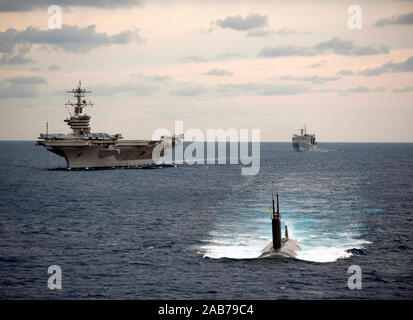 (14 avril 2012) La classe Nimitz porte-avions USS Carl Vinson (CVN 70), la classe Ticonderoga croiseur lance-missiles USS Bunker Hill (CG 52), et la classe Arleigh Burke destroyer lance-missiles USS Halsey (DDG 97) transit en formation avec les navires de la marine indienne de Malabar au cours de l'exercice 2012. Banque D'Images