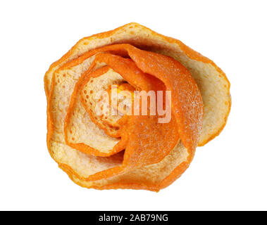 L'un fait main de Noël fleurs rose faite de peaux de mandarine séchée. Isolé sur blanc macro studio Banque D'Images