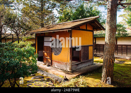 DEC 4, 2018 d'Aizu Wakamatsu, JAPON - Salon de thé japonais Rinkaku dans jardin à Aizu Wakamatsu avec Château Tsuruga touriste. Maison de thé de style rural Edo Banque D'Images