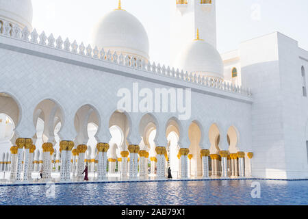 La magnifique Mosquée Sheikh Zayed à Abu Dhabi, aux Emirats arabes Unis, le jour du soleil. Banque D'Images