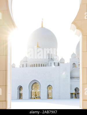 La magnifique Mosquée Sheikh Zayed à Abu Dhabi, aux Emirats arabes Unis, le jour du soleil. Banque D'Images