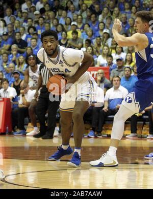 23 novembre 2019 - UCLA Bruins avant Cody Riley # 2 lors d'un match entre les Cougars de Brigham Young et l'UCLA Bruins au Lahaina Civic Center sur l'île de Maui à Lahaina, HI - Michael Sullivan/CSM. Banque D'Images