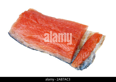 Un grand morceau de salé délicieux filet de saumon norvégien avec la peau. Isolé sur blanc macro studio Banque D'Images