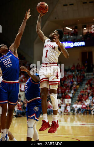 Indiana University's Aljami Durham (1) joue contre Louisiana Tech's Ésaïe Crawford (22) au cours d'un match de basket-ball de NCAA college de l'EI à l'Assembly Hall à Bloomington.Les Hoosiers battre les Bulldogs 88 à 75. Banque D'Images