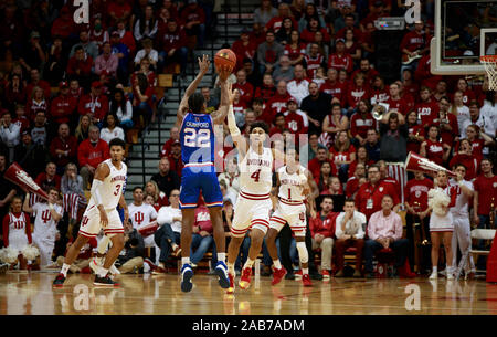 Indiana University's Trayce Jackson-Davis défend contre Louisiana Tech's Ésaïe Crawford (22) au cours d'un match de basket-ball de NCAA college de l'EI à l'Assembly Hall à Bloomington.Les Hoosiers battre les Bulldogs 88 à 75. Banque D'Images