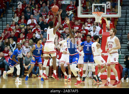 Indiana University's Aljami Durham (1) joue contre Louisiana Tech pendant un match de basket-ball de NCAA college de l'EI à l'Assembly Hall à Bloomington.Les Hoosiers battre les Bulldogs 88 à 75. Banque D'Images