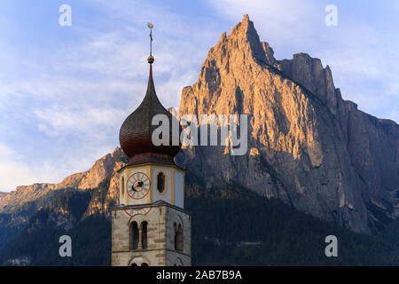 Paysages de Sunrise Eglise Saint Valentin sur une colline herbeuse avec vue sur pics accidentés de la montagne Schlern avec alpenglow en arrière-plan dans la vallée o Banque D'Images