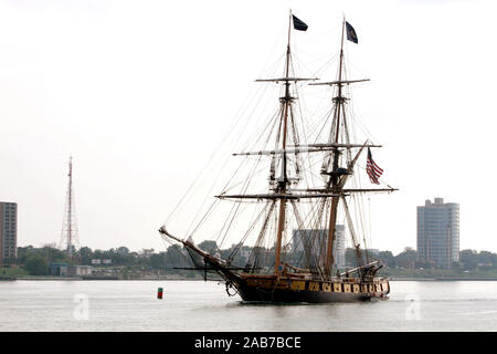 DETROIT (sept. 4, 2012) l'US Brig Niagara arrive au quai de la Renaissance au cours de l'NavyÕs commémoration du bicentenaire de la guerre de 1812 à Detroit. Cette célébration coïncide avec la Semaine de la Marine de Detroit, l'une des 15 manifestations prévues signature à travers l'Amérique en 2012. Niagara a servi de navire amiral de secours Oliver Hazard Perry dans la bataille du lac Érié au cours de la guerre de 1812. Banque D'Images