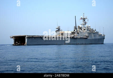 U.S. 5ÈME ZONE DE RESPONSABILITÉ DE LA FLOTTE (16 août 2000 28, 2012) Une embarcation pneumatique à coque rigide tenus par des membres de l'unité mobile de destruction des engins explosifs (EODMU 12) entre dans le pont du coffre de base avancé en mer (intérimaire) USS Ponce (AFSB(I) 15). EODMU-12 est attribué au commandant de groupe opérationnel canadien 56.1, qui prévoit des mesures de déminage, des explosifs et munitions, salvage-plongée, contre-terrorisme, et la protection de la force pour la 5e Flotte des États-Unis zone de responsabilité (AOR). Ponce, auparavant désigné comme un navire de transport amphibie, dock a été converti et reclassés pour remplir une longue U.S Banque D'Images