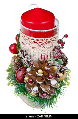 Chandelier fait main de Noël avec une grande bougie rouge en style rustique faite de petits fruits rouges pommes de pin et bouleau moignon. Isolé sur blanc macro studio Banque D'Images