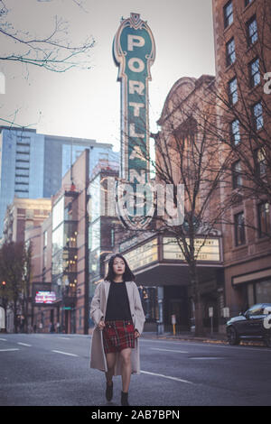 Portland, Oregon - Nov 24, 2019 : femme d'origine asiatique posant devant un signe iconique dans le centre-ville de Portland portland Banque D'Images