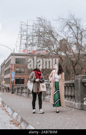 Portland, Oregon - Nov 16, 2019 : Deux voyageur asiatique marche à Burnside Bridge dans le centre-ville de Portland Banque D'Images